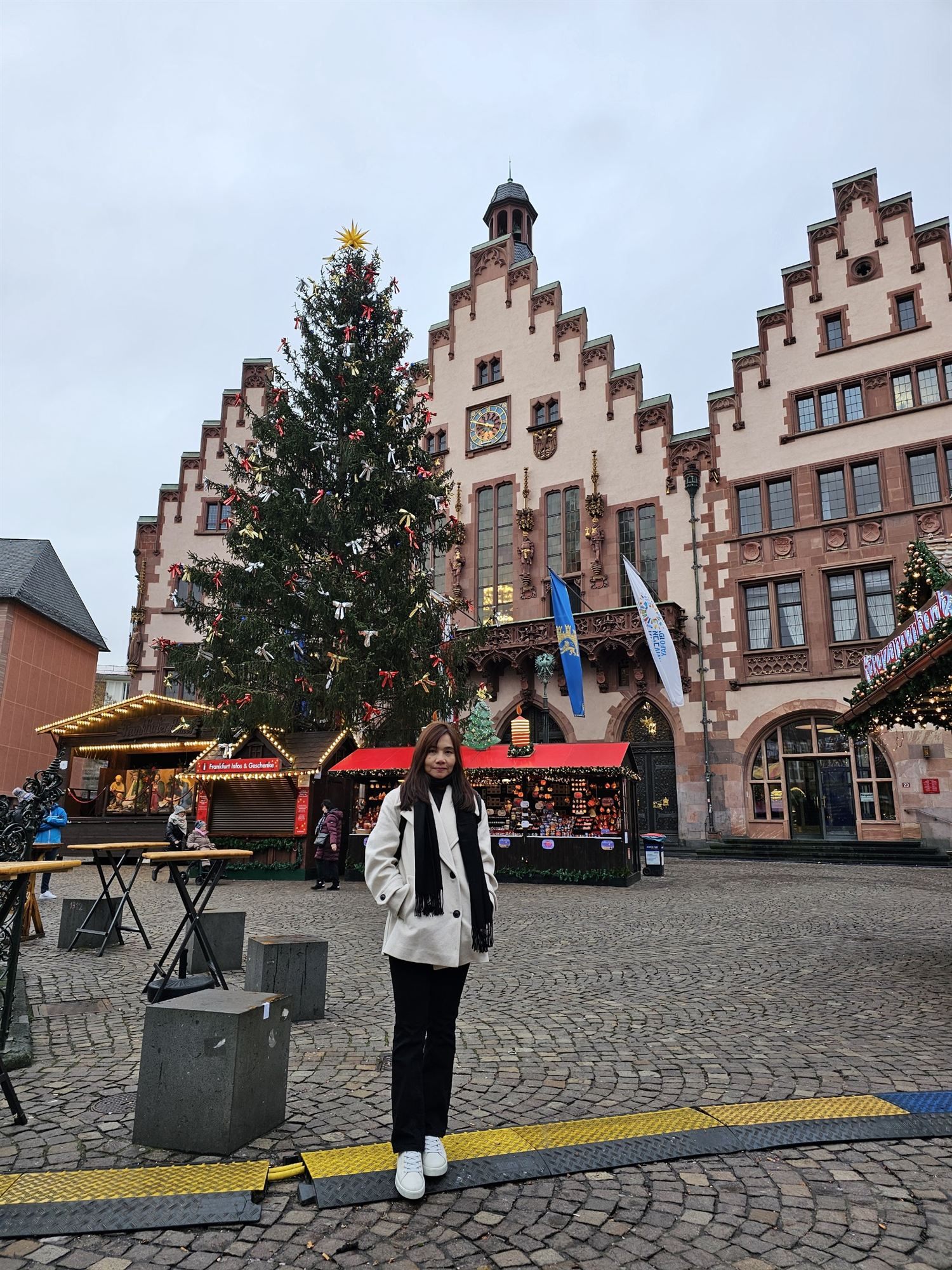 Standing in front of the Römer, Frankfurt's city hall, with the Christmas tree in Römerberg square